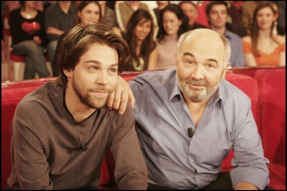 Gérard Jugnot et son fils Arthur sur le plateau de l'émission Vivement dimanche à Paris le 23 février 2005