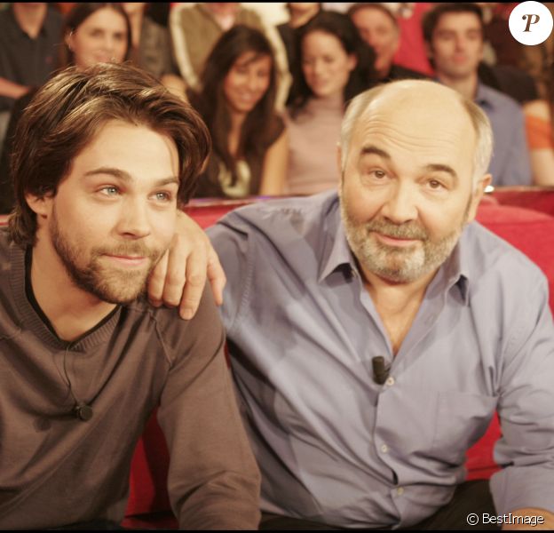 Gérard Jugnot et son fils Arthur sur le plateau de l'émission Vivement dimanche à Paris le 23 février 2005