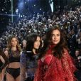 Irina Shayk, enceinte au défilé "Victoria's Secret 2016" au Grand Palais à Paris, le 30 novembre 2016.
