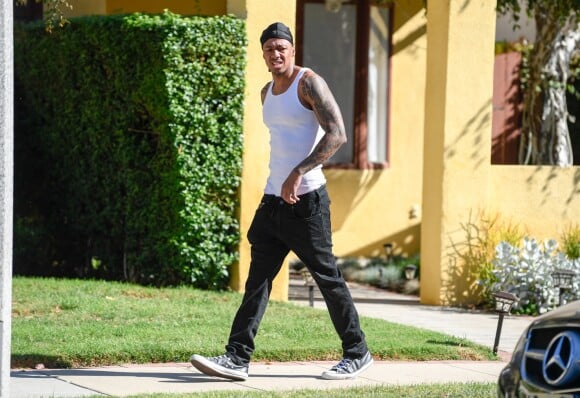 Exclusif - Nick Cannon quitte sa maison de Los Angeles le 17 novembre 2016.