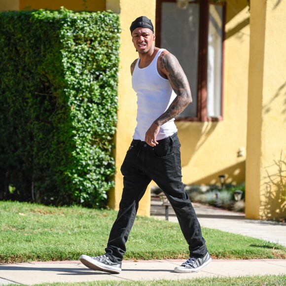Exclusif - Nick Cannon quitte sa maison de Los Angeles le 17 novembre 2016.