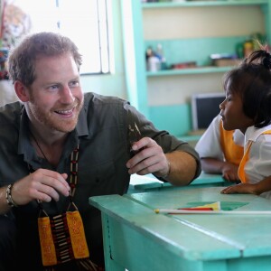 Le prince Harry en Guyane dans le cadre de son voyage aux Caraïbes visite le village de Surama le 3 décembre 2016