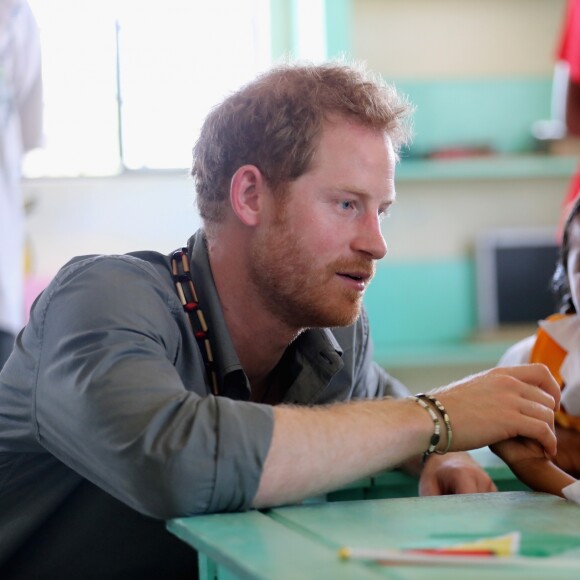 Le prince Harry en Guyane dans le cadre de son voyage aux Caraïbes visite le village de Surama le 3 décembre 2016