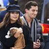 Exclusif - Emily Ratajkowski semble avoir adopté un adorable petit bulldog anglais à New York, le 29 octobre 2016