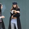 Exclusif - Emily Ratajkowski semble avoir adopté un adorable petit bulldog anglais à New York, le 29 octobre 2016