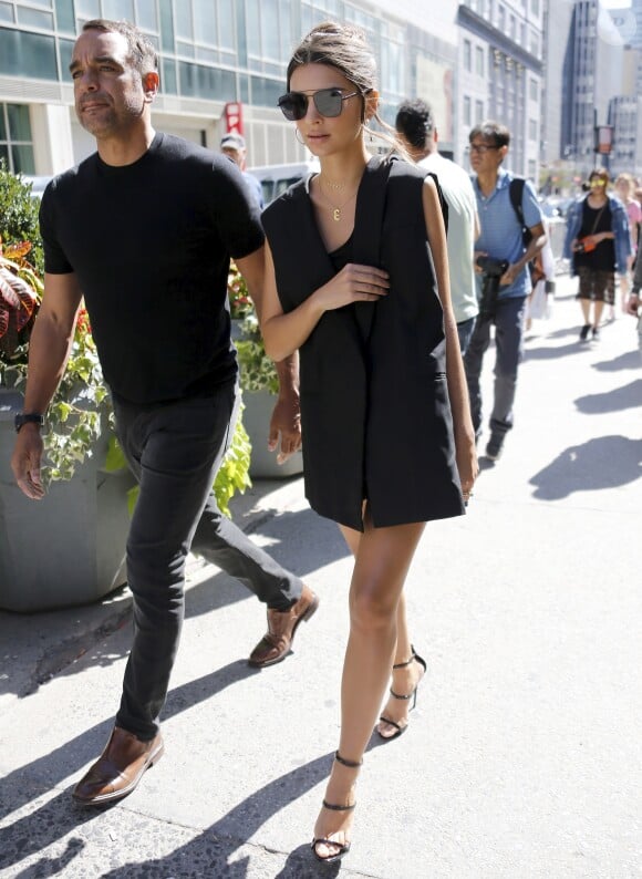 Emily Ratajkowski à l'arrivée du défilé "Vera Wang" lors de la fashion week de New York le 13 septembre 2016