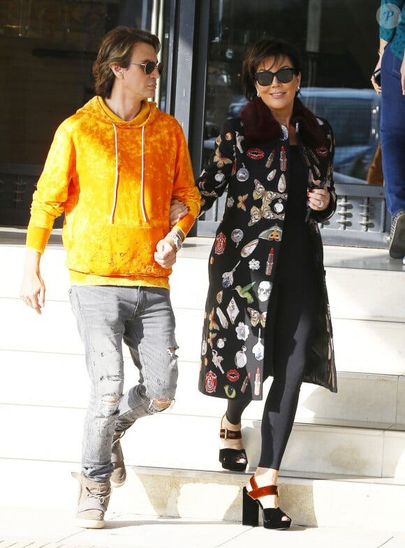 Exclusif - Kris Jenner fait du shopping avec Jonathan Cheban dans les rues de Beverly Hills, le 16 novembre 2016