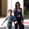 Kourtney Kardashian et son fils Mason se rendent à un cours de travaux pratiques à Calabasas, le 4 octobre 2016