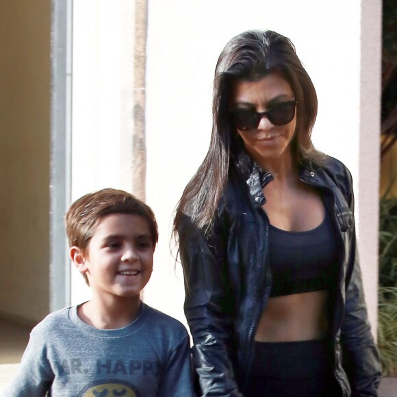 Kourtney Kardashian et son fils Mason se rendent à un cours de travaux pratiques à Calabasas, le 4 octobre 2016
