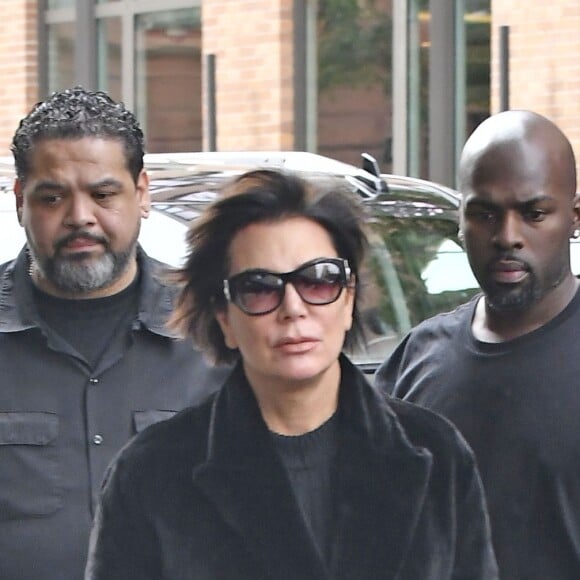 Kim Kardashian arrive à son appartement à New York le 3 octobre 2016. Elle est de retour de Paris où elle a été agressée et détroussée de 10 millions de dollars. Elle a quitté Paris en jet privé ce matin (le 3 octobre 2016) accompagnée de sa mère Kris Jenner.