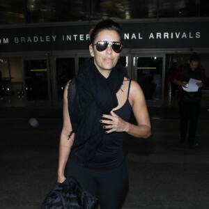 Eva Longoria arrive à l'aéroport LAX de Los Angeles , Californie, Etats-Unis, le 20 octobre 2016.