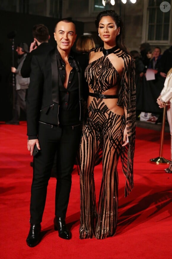 Julien MacDonald, Nicole Scherzinger à la cérémonie des Fashion Awards 2016 au Royal Albert Hall à Londres, le 5 décembre 2016.
