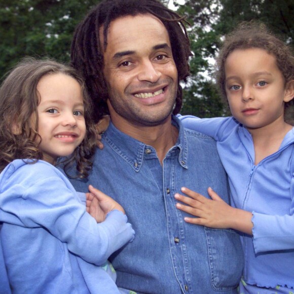 Yannick Noah entouré de ses filles Jenaye (2 ans) et Eleejah (4 ans) en juillet 2000.