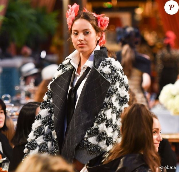 Jénayé Noah participe au deuxième défilé Chanel "Métiers d'Art" au Ritz à Paris, France, le 6 décembre 2016.
