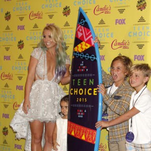 Britney Spears, Maddie Aldridge, et ses fils Sean Preston Federline, Jayden James Federline posant dans la salle de presse aux Teen Choice Awards 2015 à Los Angeles, le 16 août 2015.