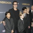 Brad Pitt avec ses enfants Maddox Jolie-Pitt, Pax Jolie-Pitt, Shiloh Jolie-Pitt et ses parents Jane et William Alvin Pitt à la première du film "Unbroken" à Hollywood, le 15 décembre 2014