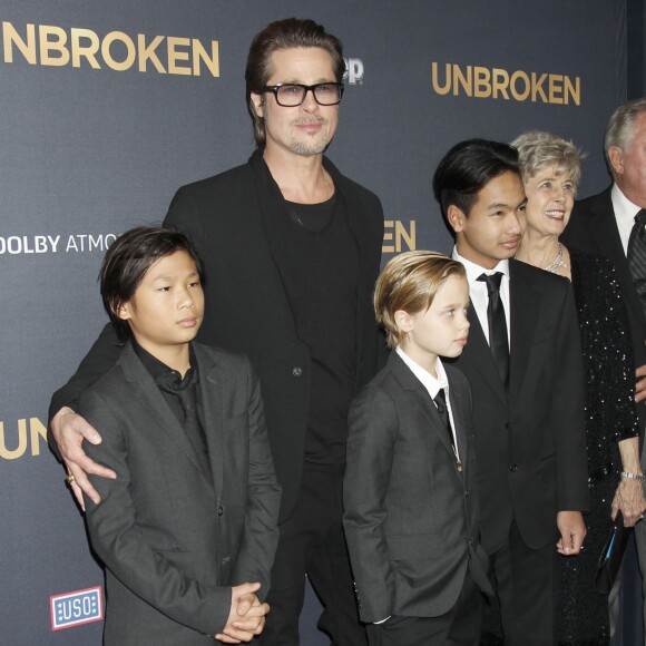 Brad Pitt avec ses enfants Maddox Jolie-Pitt, Pax Jolie-Pitt, Shiloh Jolie-Pitt et ses parents Jane et William Alvin Pitt à la première du film "Unbroken" à Hollywood, le 15 décembre 2014