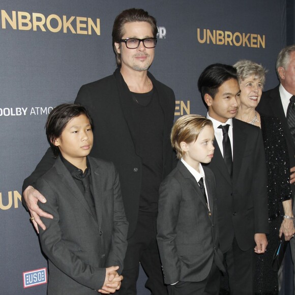 Brad Pitt avec ses enfants Maddox Jolie-Pitt, Pax Jolie-Pitt, Shiloh Jolie-Pitt et ses parents Jane et William Alvin Pitt à la première du film "Unbroken" à Hollywood, le 15 décembre 2014