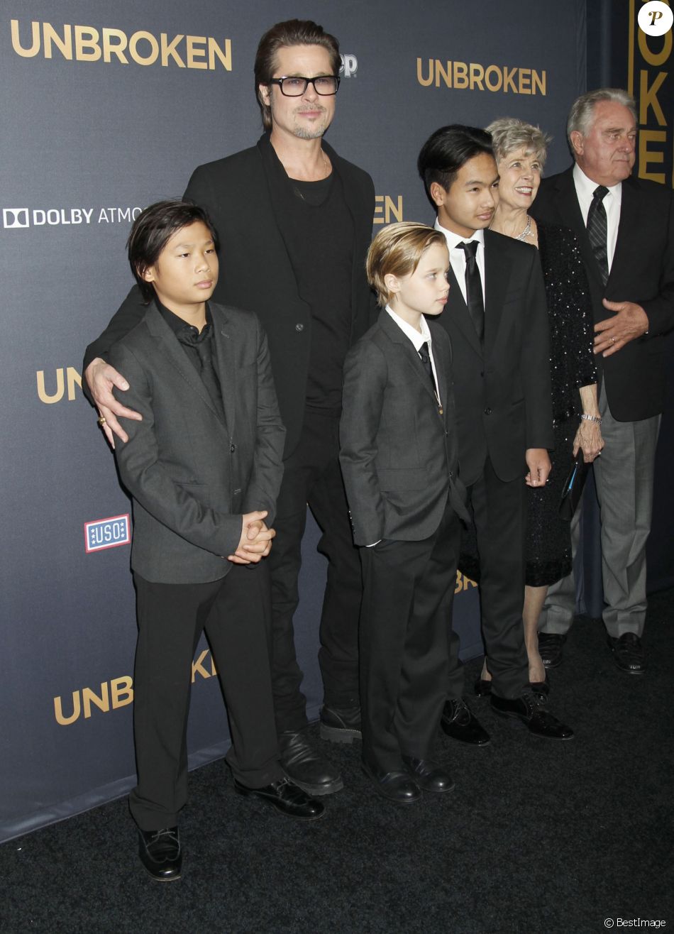 Brad Pitt avec ses enfants Maddox Jolie-Pitt, Pax Jolie-Pitt, Shiloh Jolie-Pitt et ses parents Jane et William Alvin Pitt à la première du film &quot;Unbroken&quot; à Hollywood, le 15 décembre 2014