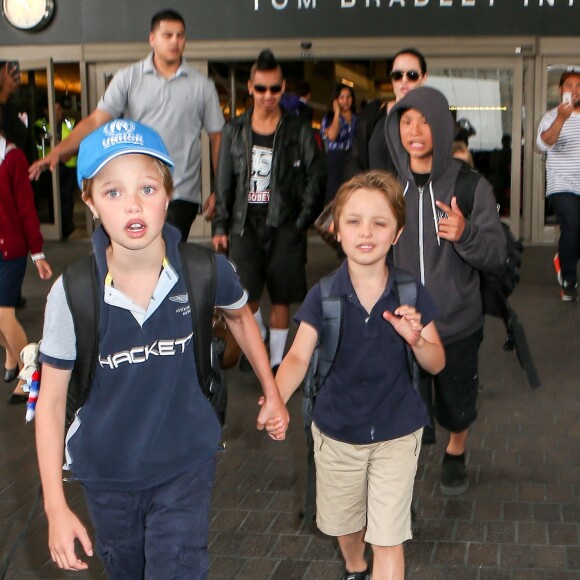 Brad Pitt et Angelina Jolie arrivent avec leurs enfants Maddox, Pax, Zahara, Shiloh, Vivienne et Knox à l'aéroport de LAX à Los Angeles, le 5 juillet 2015