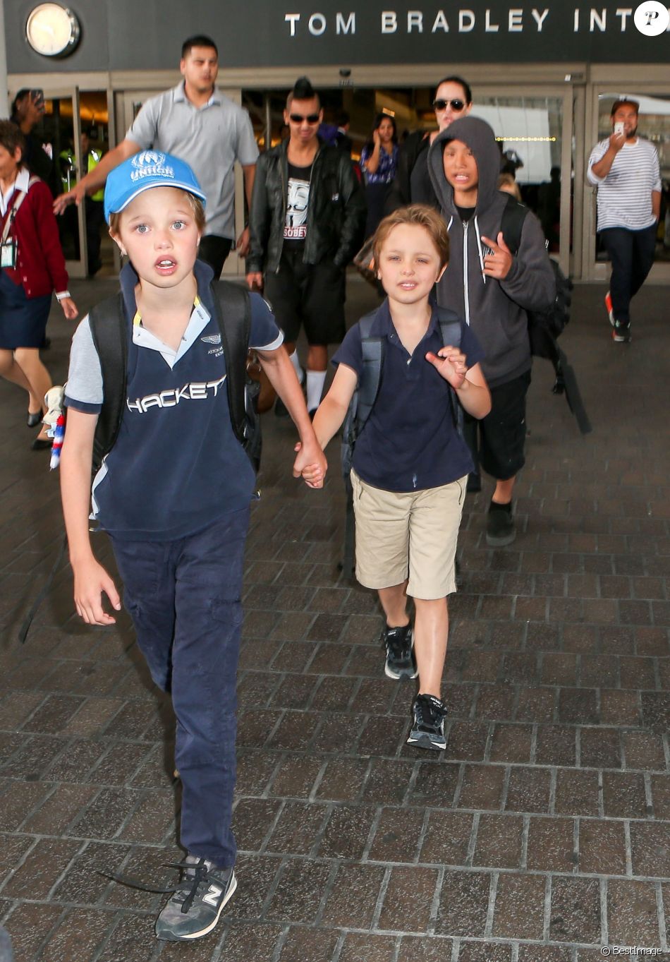 Brad Pitt Et Angelina Jolie Arrivent Avec Leurs Enfants Maddox, Pax ...