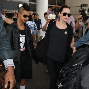 Brad Pitt et Angelina Jolie arrivent avec leurs enfants Maddox, Pax, Zahara, Shiloh, Vivienne et Knox à l'aéroport de LAX à Los Angeles, le 5 juillet 2015