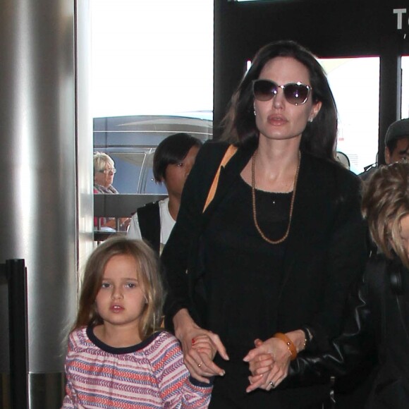 Brad Pitt, sa femme Angelina Jolie et leurs enfants Maddox, Pax, Zahara, Shiloh, Vivienne et Knox prennent l'avion à l'aéroport de Los Angeles pour venir passer quelques jours dans leur propriété de Miraval, le 6 juin 2015.