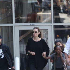 Angelina Jolie et Brad Pitt arrivent à l'aéroport de Los Angeles avec leurs enfants Zahara et Maddox en provenance de Londres, le 14 juin 2014.