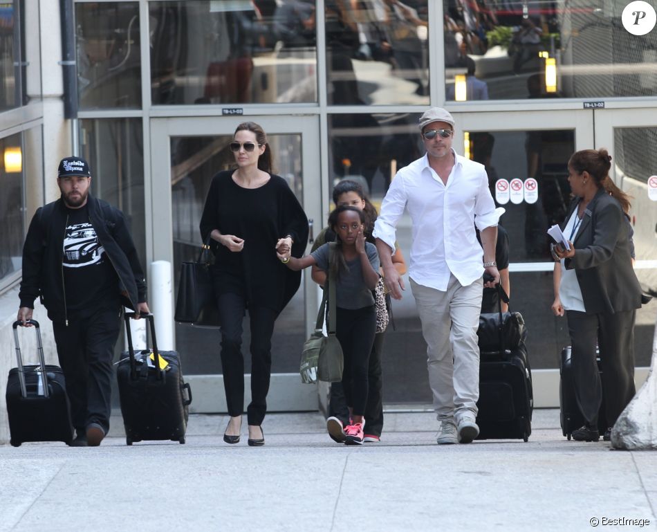 Angelina Jolie et Brad Pitt arrivent à l&#039;aéroport de Los Angeles avec leurs enfants Zahara et Maddox en provenance de Londres, le 14 juin 2014.