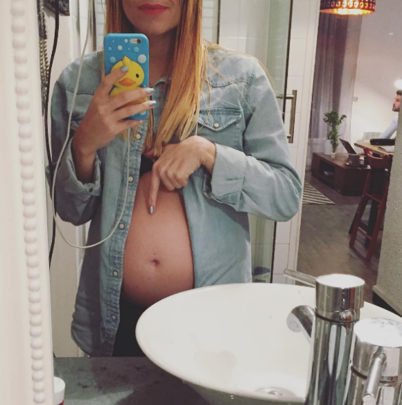 Alexia Mori dévoile une nouvelle photo de son ventre arrondi. Décembre 2016.
