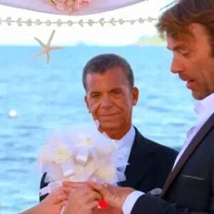 Hélène passe la bague au doigt de Nicolas dans "Les Mystères de l'amour", dimanche 11 décembre 2016, sur TMC
