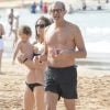 Jeff Goldblum se relaxe sur une plage de Hawaï avec sa femme Emilie Livingston (enceinte) et leur fils Charlie à Hawaï le 11 décembre 2016