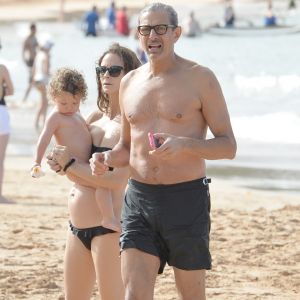 Jeff Goldblum se relaxe sur une plage de Hawaï avec sa femme Emilie Livingston (enceinte) et leur fils Charlie à Hawaï le 11 décembre 2016