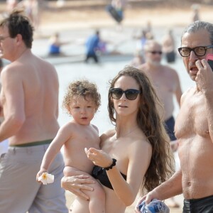 Jeff Goldblum se relaxe sur une plage de Hawaï avec sa femme Emilie Livingston (enceinte) et leur fils Charlie à Hawaï le 11 décembre 2016