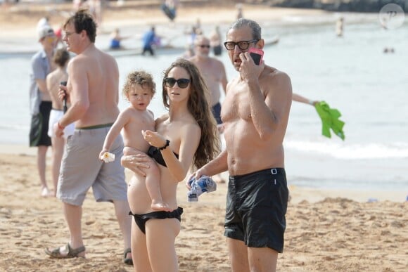 Jeff Goldblum se relaxe sur une plage de Hawaï avec sa femme Emilie Livingston (enceinte) et leur fils Charlie à Hawaï le 11 décembre 2016