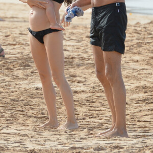 Jeff Goldblum se relaxe sur une plage de Hawaï avec sa femme Emilie Livingston (enceinte) et leur fils Charlie à Hawaï le 11 décembre 2016