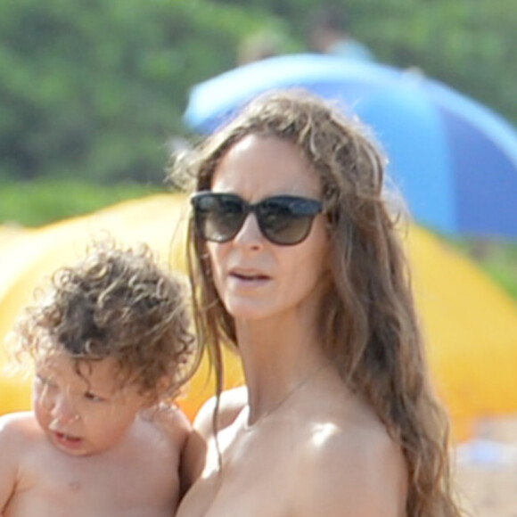 Emilie Livingston (enceinte) et son fils Charlie à Hawaï le 11 décembre 2016
