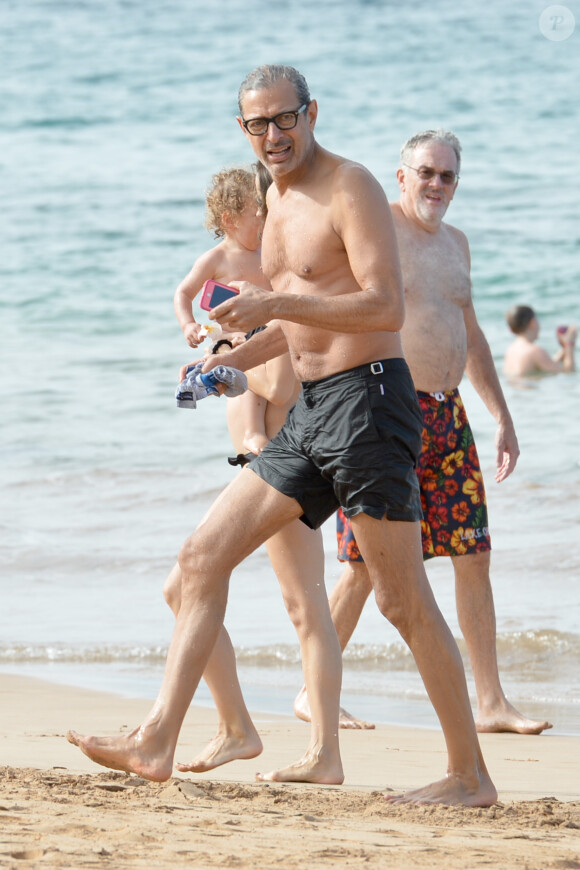 Jeff Goldblum se relaxe sur une plage de Hawaï avec sa femme Emilie Livingston (enceinte) et leur fils Charlie à Hawaï le 11 décembre 2016