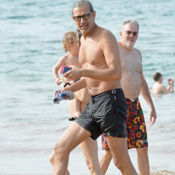 Jeff Goldblum se relaxe sur une plage de Hawaï avec sa femme Emilie Livingston (enceinte) et leur fils Charlie à Hawaï le 11 décembre 2016