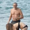 Jeff Goldblum se relaxe sur une plage de Hawaï avec sa femme Emilie Livingston (enceinte) et leur fils Charlie, le 11 décembre 2016