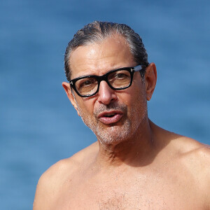 Jeff Goldblum se relaxe sur une plage de Hawaï le 11 décembre 2016