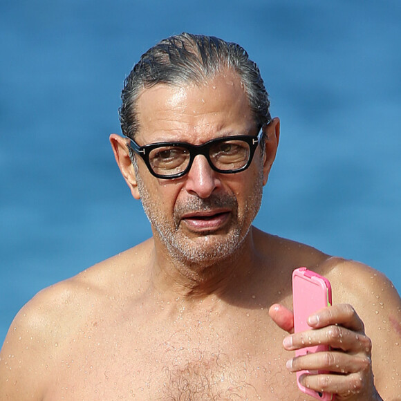 Jeff Goldblum se relaxe sur une plage de Hawaï le 11 décembre 2016