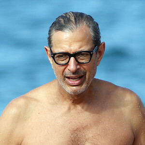 Jeff Goldblum se relaxe sur une plage de Hawaï le 11 décembre 2016