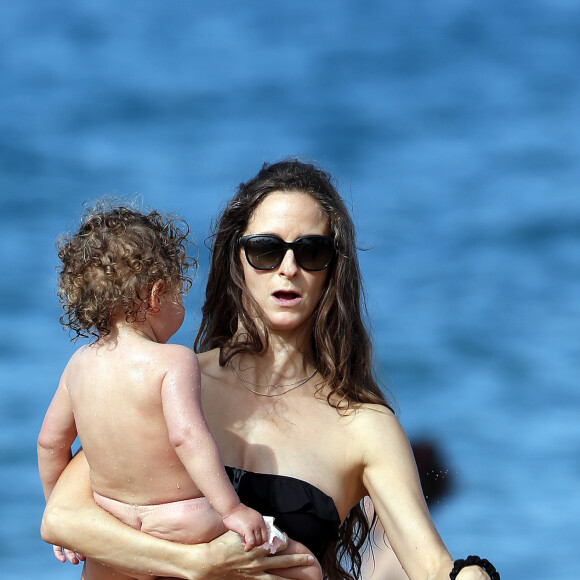 Emilie Livingston (enceinte) et son fils Charlie à Hawaï le 11 décembre 2016