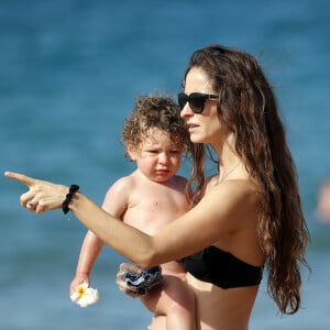 Emilie Livingston (enceinte) et son fils Charlie à Hawaï le 11 décembre 2016