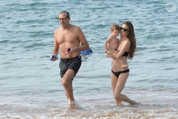 Jeff Goldblum se relaxe sur une plage de Hawaï avec sa femme Emilie Livingston (enceinte) et leur fils Charlie à Hawaï le 11 décembre 2016