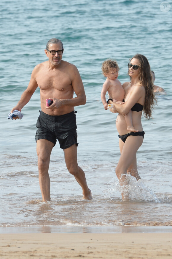 Jeff Goldblum se relaxe sur une plage de Hawaï avec sa femme Emilie Livingston (enceinte) et leur fils Charlie à Hawaï le 11 décembre 2016