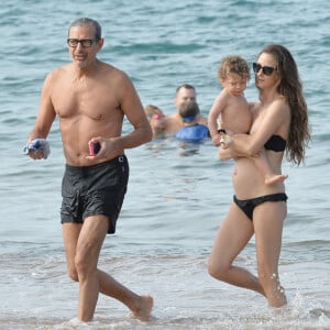 Jeff Goldblum se relaxe sur une plage de Hawaï avec sa femme Emilie Livingston (enceinte) et leur fils Charlie à Hawaï le 11 décembre 2016