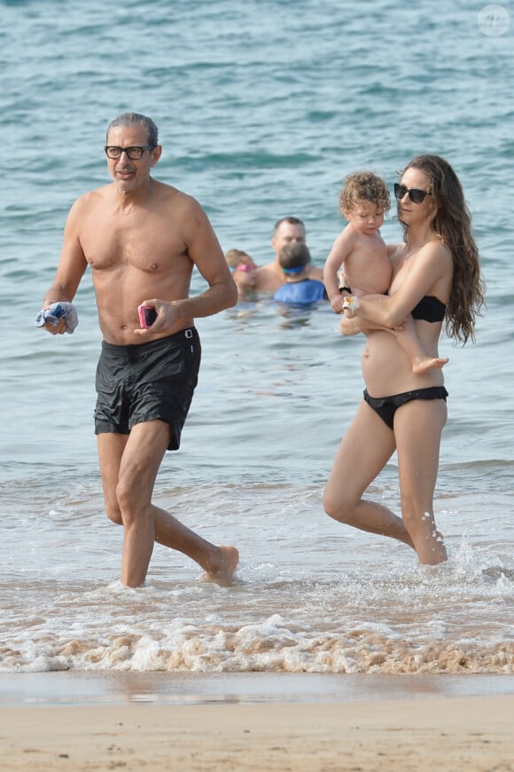Jeff Goldblum se relaxe sur une plage de Hawaï avec sa femme Emilie Livingston (enceinte) et leur fils Charlie à Hawaï le 11 décembre 2016