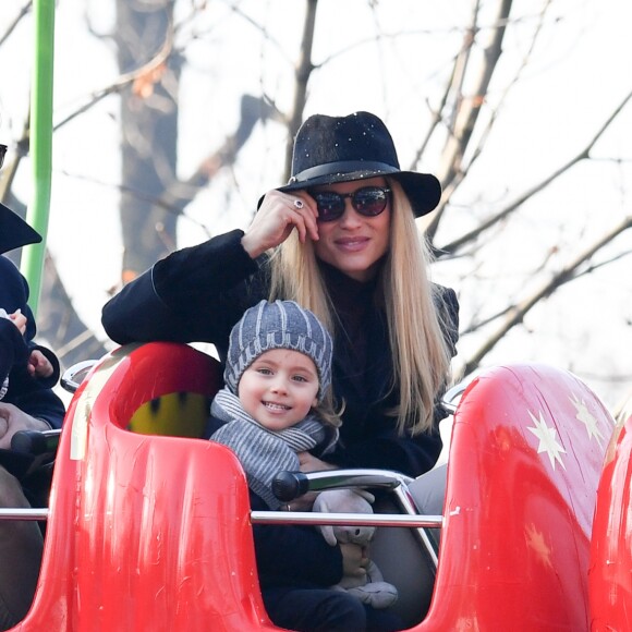 Michelle Hunziker, son mari Tomaso Trussardi et leurs filles Celeste et Sole profitent d'une belle journée dans un parc à Milan. Le 10 décembre 2016.
